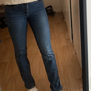 Levi’s jeans - 725 High rise straight  Byxor i bra skick. Ganska stretchiga i materialet. Otroligt sköna.   Obs spegeln är lite smutsig.
