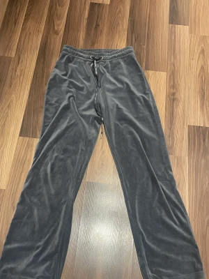 Mjukisbyxor  - Dessa byxor är supersköna att ha på sig, men förkorta för mig. Använt de ca 2-5 gånger så de är som nya. Inga hål eller liknande på byxorna. 