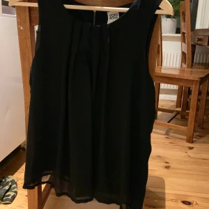 Topp  - Topp i mycket fint skick  Storlek S Märke: Vera Moda Frakt tillkommer 