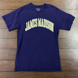 Vintage Champion Tshirt - Snygg vintage champion T-shirt i storlek S      Använd gärna Köp nu!🙏