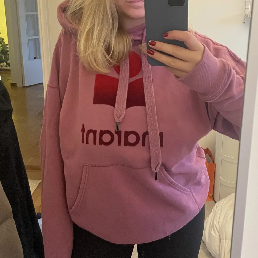 Världens snyggaste marant hoodie i så unik färg!! Köpt i Rom för 2 år sedan och knappt använd🫶🏻storlek 34, pris kan diskuteras . Hoodies.