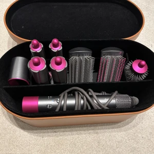 Dyson Airwrap Complete Long - Säljer nu min Dyson Airwrap om det finns intresse. Säljer då den inte kommer till så mycket användning, inköpt i september detta år för 5 190kr. Köpt på Lyko och kvitto finns. Frakt tillkommer. Hör av er vid frågor💓