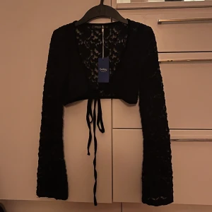 svart bolero/topp - Jättefin bolero från Sinéquanone, köpt från sellpy (lapp finns kvar). säljer då den tyvärr var för liten. Storlek står ej, men skulle säga att den passar XS/S