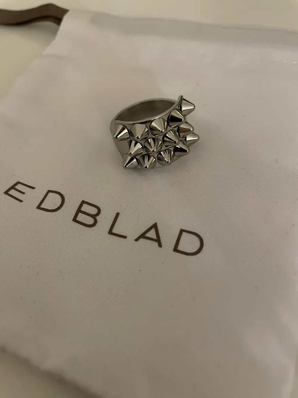 Säljer min Edblad ring som jag fick i julklapp då den var för stor💕 helt oanvänd och nyskick. Storlek XL vilket är 19,5 mm.. Accessoarer.