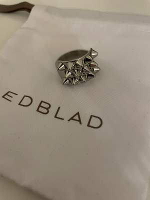 Säljer min Edblad ring som jag fick i julklapp då den var för stor💕 helt oanvänd och nyskick. Storlek XL vilket är 19,5 mm.