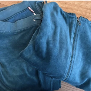 Juicy Couture set - Vintage Juicy Couture set i en väldigt fin unik färg! Säljer på grund av att den är för stor! De är lågmidjade såklart! Byxorna är i storlek s och koftan m. 