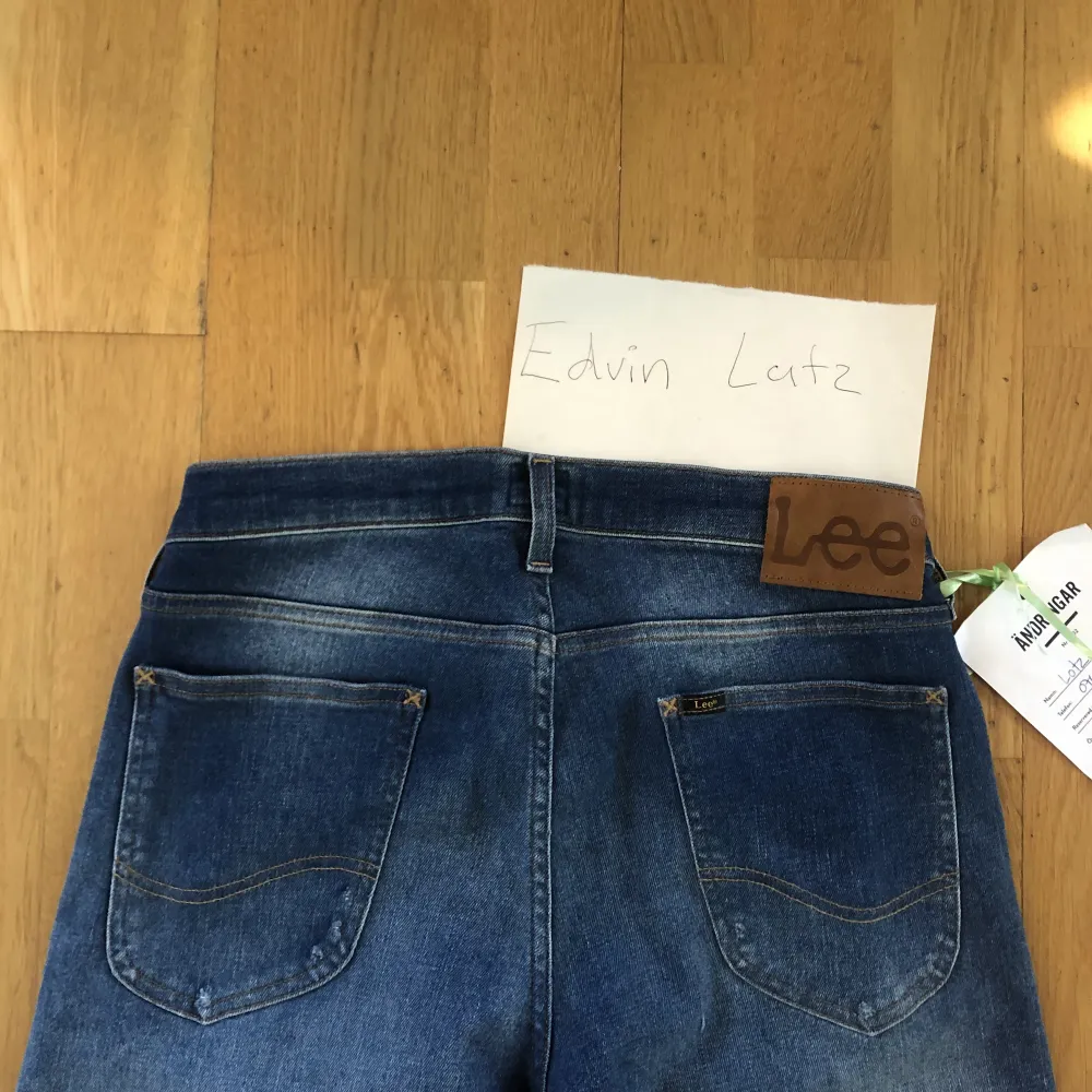 Ett par helt oanvända jeans som glömdes bort och jag nu säljer då de är för små. De är lite uppsydda i butik och har storleken 30/29. Modellen heter Luke och har fabriksgjorda slitningar på knäna.. Jeans & Byxor.