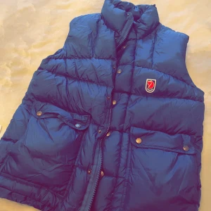 Fjällräven väst - Som ny , använd fåtal gånger. Storlek S i färgen blå. 