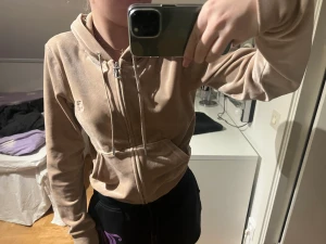 Juciy tröja - Säljer min fina beige juciy tröja, den är så fin men tyvärr används den inte❤️ storlek S