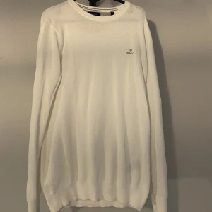 Stickad Gant sweatshirt - Ganska bra skick Inga fläckar eller liknande Använd kanske 10 ggr Priset är förhandlingsbart  Nypris 1000kr