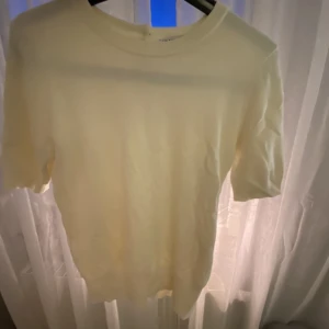 Stickad t-shirt - Stickad baströja ifrån zara. Den är ljusgul💛💛Köparen står för frakten.  