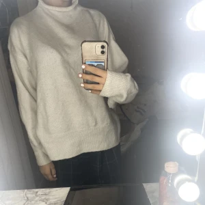 stickad tröja - fin stickad tröja från NA-KD, jättebra skick. 