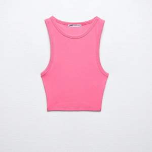 Superfint rosa croppat linne från Zara som tyvärr inte passar mig, storlek S och i fint skick💗Fraktar endast och köparen står för frakten😊