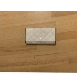 Chanel plånbok - Säljer denhär då jag inte använder den längre, lite sliten men ändå i bra skick