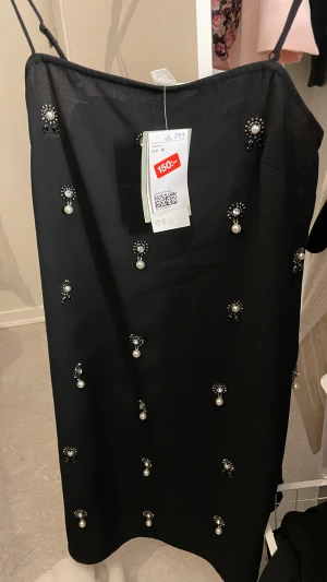 Nyår klänningar - Säljer två klänningar från  Nly trend size 38 för 250 HM klänning 150 aldrig använt size M