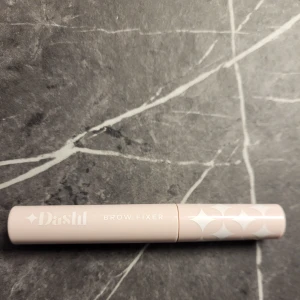 Dashl brow fixer gel - Dashl brow fixer, clear brow shaping gel.