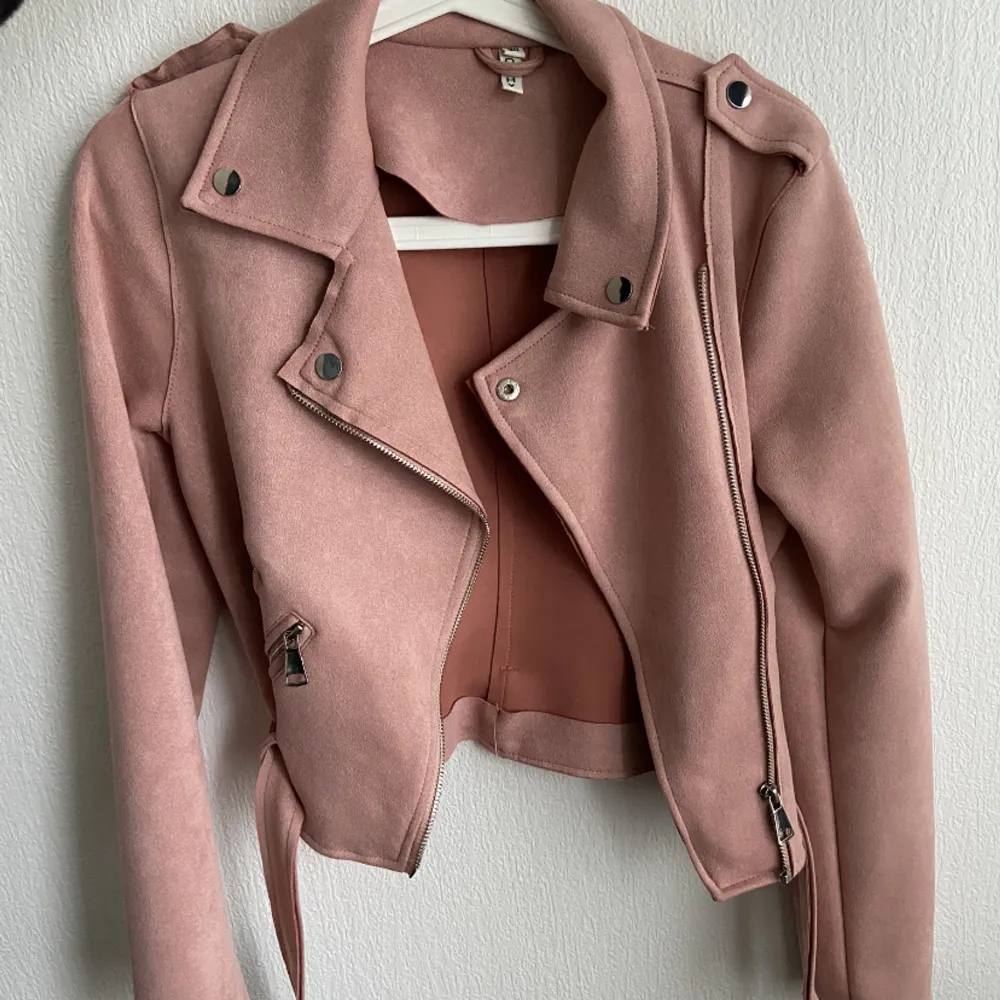 En rosa mocka jacka som endast är använd 2-3 ggr💗storlek 38 (passar även mig som oftast bär S). Jackor.
