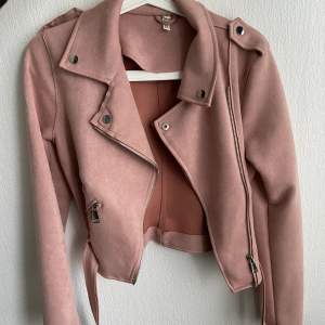En rosa mocka jacka som endast är använd 2-3 ggr💗storlek 38 (passar även mig som oftast bär S)