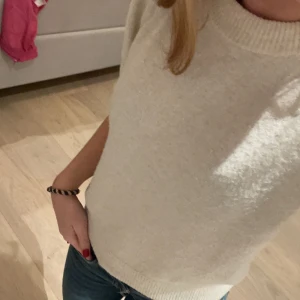 Stickad tröja  - Säljer denna stickade t-shirten då den inte kommer till användning längre❤️❤️
