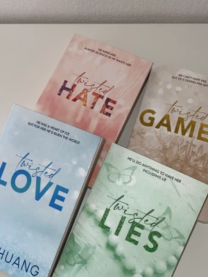  Böcker - Twisted Series - Säljer hela Twisted serien av Ana Huang. Alla är olästa och i nytt skick förutom den första boken (Twisted Love) som blivit lite skrynklig på baksidan (se bild 3). 300 kr för alla, köparen står för eventuell frakt (149kr)