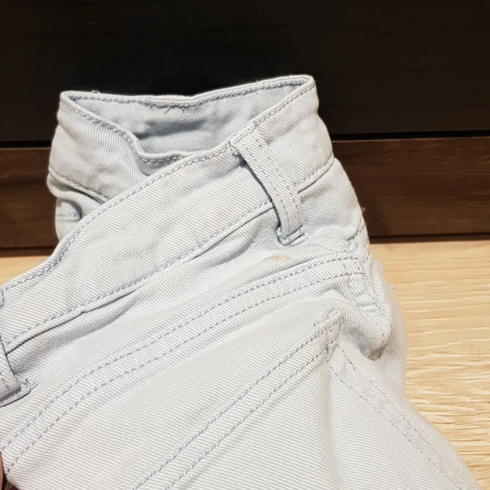Har några fläckar men dem går säkert bort med tvätt prudokter, men inget jah kan säga till 100%. Jeans & Byxor.