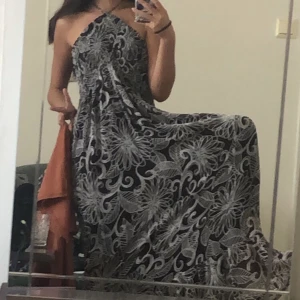 Sommarklänning  - Drömmig och luftig. Tyget är viktlöst och magiskt nog omöjligt  att förstöra. Överdelen har en mjuk och generös stretch, passar alla utan att sitta tight. Säljer för att det är dags att ge upp kläder jag älskar men inte använder