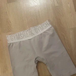 Träningstights från Gymshark - Aldrig använda. Strl S men känns mer som XS. Från Gymshark i en gräddbeige ton. 