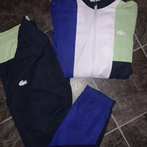Lacoste set  - Lacoste set, kommer inte till användning eftersom jag har bytt stil, men annars jätte fint set ifrån lacoste, pris kan även diskuteras via snabb affär 