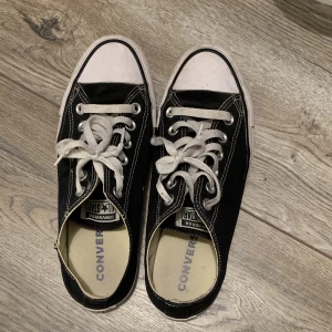 Svarta Converse skor  - Säljer mina svarta converse i stl 40. Jättefina och sparsamt använda. De enda defekterna är en tråd som gått upp(bild 3) och en fläck vid hälen på höger sko(fick inte plats med fler bilder) Köpte de för 600kr Pris går att diskutera 🤍