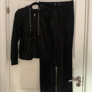Svart set med munkjacka och bootcat byxor - Knappast aldrig använt, storlek xs , 200 kr för byxorna och 200 kr för tröjan