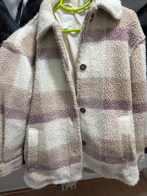 Ulljacka  - Skön björn/ ull jacka. Mysig och passar perfekt för det kallare vädret. Storlek XS men är oversized. Passar t.o.m till strl M. Den är köpt för 700 spänn, men tänker lägga priset på 200 (vill få den såld snarast). Priset kan självklart diskuteras! :)