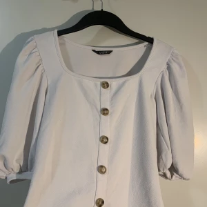 Vit topp puffiga ärmar  - Toppen från Shein stl XS, dock är den lite större i storleken.