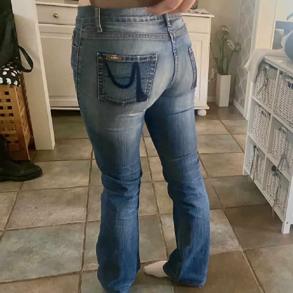 As fina lågmidjade jeans med så coola fickor! Köpta här på Plick men var för stora för mig tyvärr så därför säljer jag de🫶💓Första och andra bilden är lånad från förra ägaren. Skriv om ni undrar något💓💓. Jeans & Byxor.