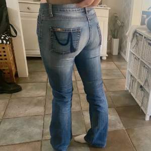 As fina lågmidjade jeans med så coola fickor! Köpta här på Plick men var för stora för mig tyvärr så därför säljer jag de🫶💓Första och andra bilden är lånad från förra ägaren. Skriv om ni undrar något💓💓