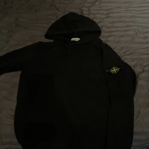Stone island hoodie och sweatshirt  - Säljer dom här som är i bra skick och är i storlek L båda två. (OBS endast en Stone Island lapp medföljer) Nypris 2899kr för hoodien och sweatshirt nypris är 1399kr 