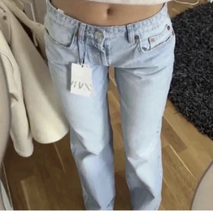 Midrise jeans från Zara - Jättefina ljusa midrise jeans från Zara i nyskick! Säljer eftersom de inte används längre. Passar mig som brukar ha 34/36 i jeans. Nypris: 359kr SÄLJER ÄVEN SAMMA JEANS I MÖRKBLÅTT OCH SVART!