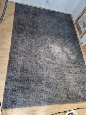 Matta - Ikea Langsted matta 170x240 (finns ej kvar på Ikea) köpt för ca 1,5 år sedan och har endast legat i en tom stuga på trädgården. Pris kan diskuteras vid snabb affär. Kan fraktas (du står för frakt) eller hämtas i vega. Kan även ev mötas upp.