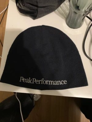 Peak performance mössa  - Blå peak mössa knappt använd 