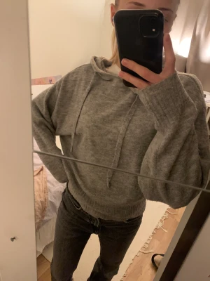 Stickad hoodie - Tunnt stickad hoodie från hm