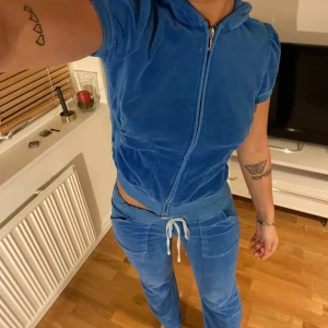 Juicy couture vintage - Säljer mitt vintage juicy det med korta ärmar och lågmidjade byxor. Modellen säljs inte längre, säljer pga att byxorna är för korta på mig:/  jag är 172