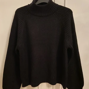 Svart stickad polotröja  - Fin stickad polotröja från Vero Moda. Aldrig använd. 