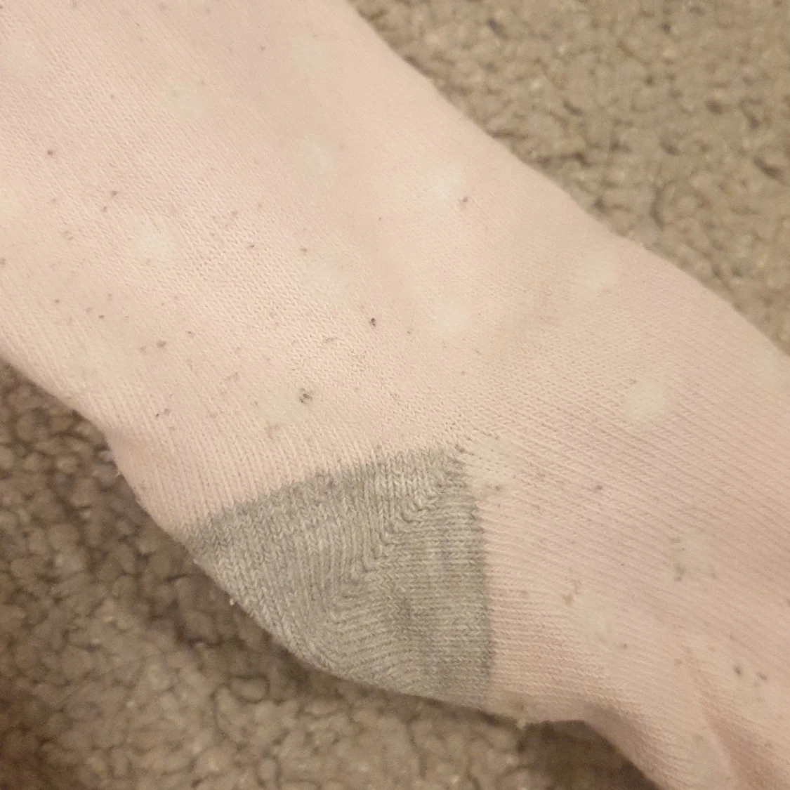 Rosa strumpor med gråa detaljer och vita prickar - 90