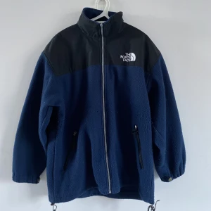 Gore-Tex The North Face Fleece - En riktigt snygg TNF-fleece perfekt nu till vintern. Lite noppig samt har en liten defekt vid dragkedjan som inte påverkar hur den fungerar, sitter som en Large. Skicka gärna ett dm om du vill ha fler bilder eller har någon fråga! Mvh ET ❤️🤍
