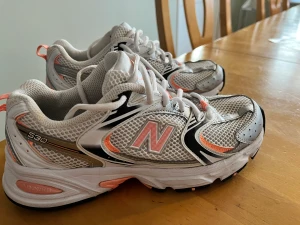 NEW BALANCE  - New balance i storlek 38. Lite använda och i fint skick. Condition 9/10 skulle jag säga. Säljs för 750 kr 