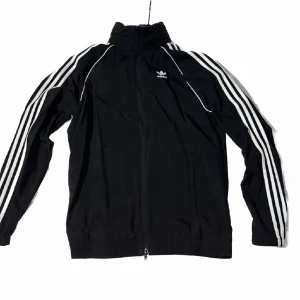 Adidas jacka - Tunn jacka med luva i kragen