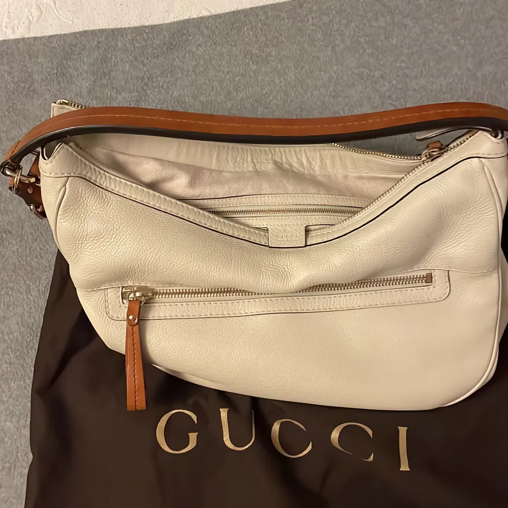 Pre-owned Gucci medium Madison leather shoulderbag, inköpt 2021 på Miinto. Använd fåtal gånger. Nyskick. Cirka 39x23 cm. Flera fack. . Väskor.
