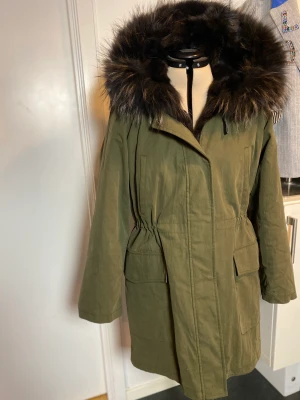 Max Mara Parkas  - Ny och enbart provad parka från Max Mara Weekend. Päls är avtagbar så frack också kan användas i kyligare väder. Yttermaterialet är vaxad cotton.  Kommer från djur och rökfritt hem.