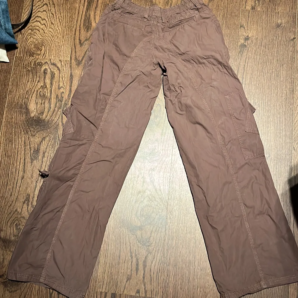 Jättefina bruna cargopants från Urban Outfitters!! Inte så använda💗💗. Jeans & Byxor.