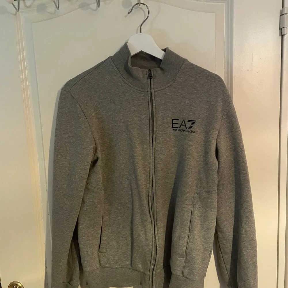 En EA7 tröja köpt i USA på deras egna butik, i väldigt bra skick Nypris 1700kr. Tröjor & Koftor.