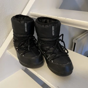 Moon Boots - Moon boots storlek 35 modell Low Nylon wp 2. Säljer pågrund av att dom inte andvånds längre. Bra skick använda en vinter varsamt. Nypris är 1900 kr